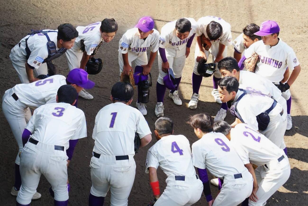 円陣で励まし合うふじみ野