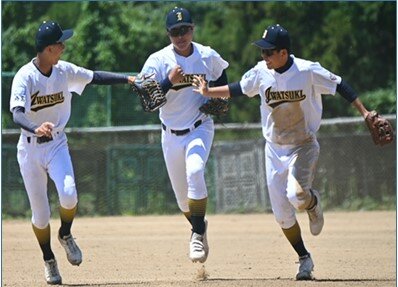 1回裏、ダイビングキャッチの岩槻・松浦（右）に川井（中央）と緑川（左）が駆け寄った
