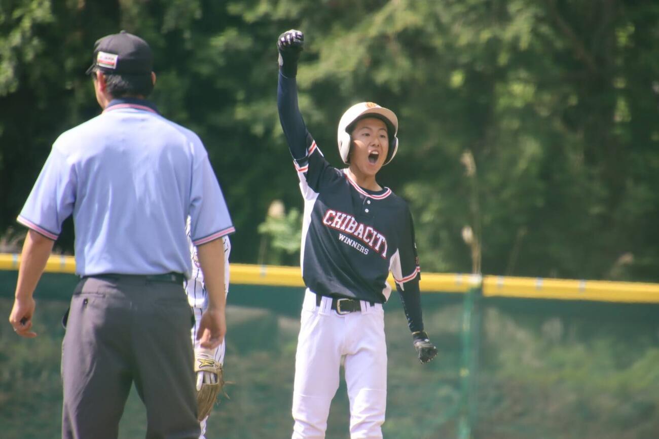 千葉市WINNERSの丸岡は二塁打を放ち喜ぶ