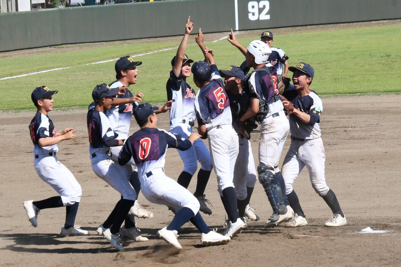 優勝の瞬間、マウンドに集まった栃木ヤングの選手たち