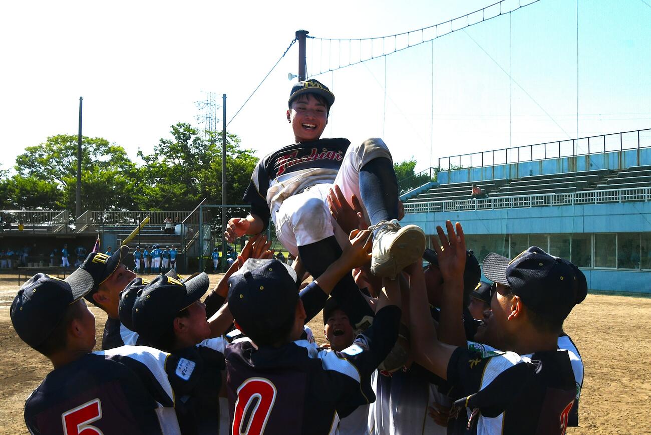 栃木の川原主将はナインに胴上げされた