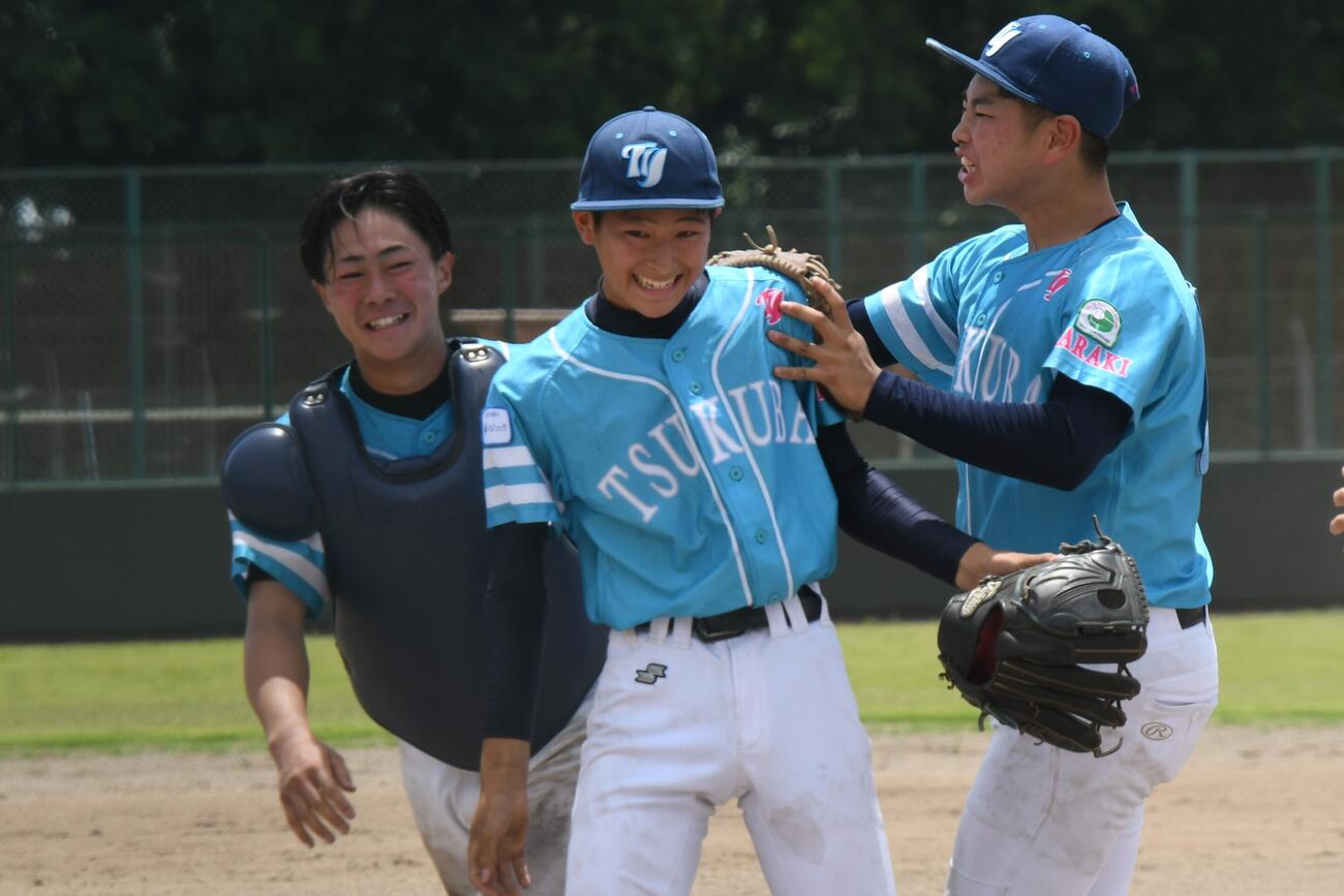 つくばの４年ぶりの夏の全国出場を決めた瞬間、マウンドに集まった（左から）岡下大儀、近藤、藤井