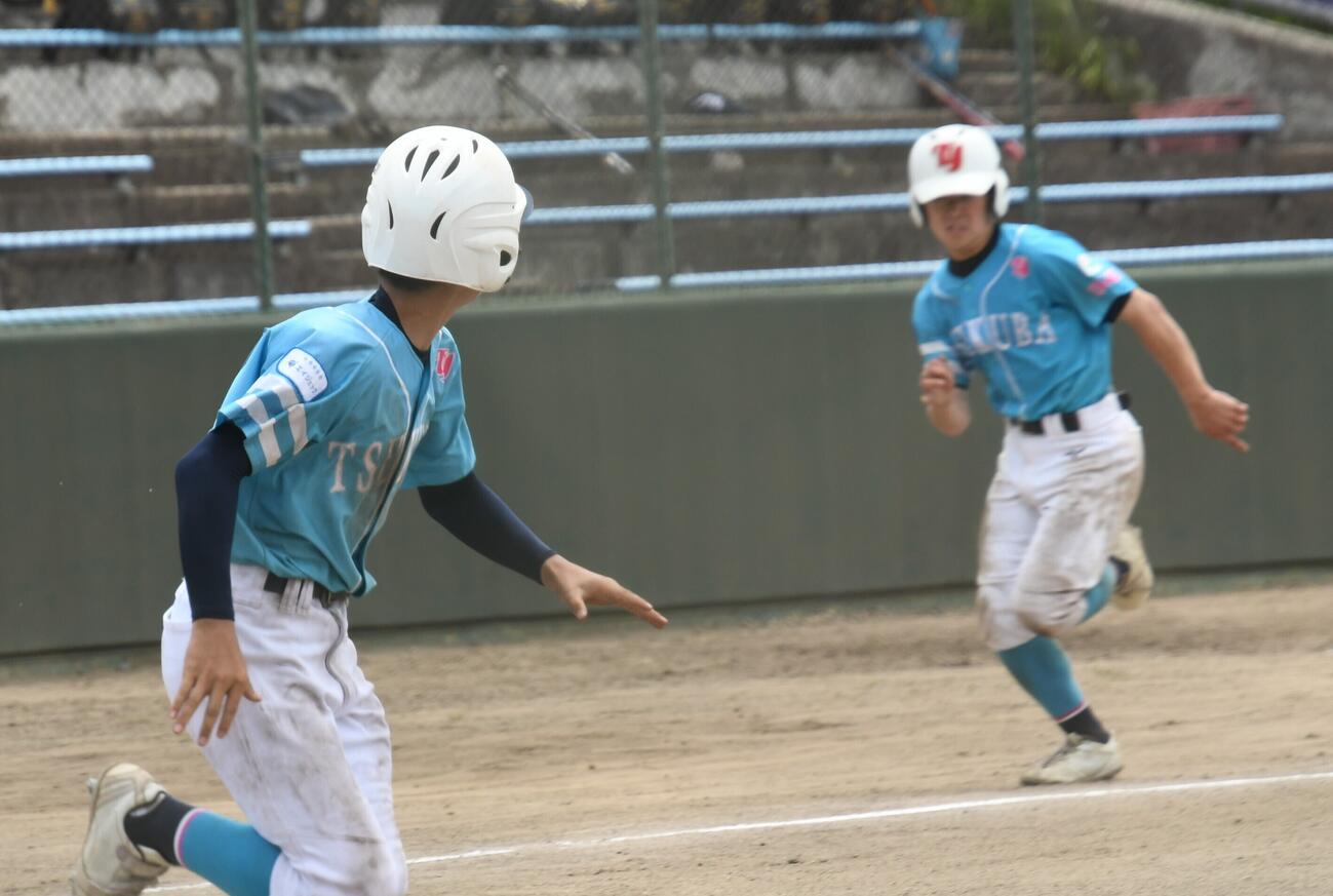 岡下大俄は一塁に走り出しながら、三塁走者の兄大儀に目をやった