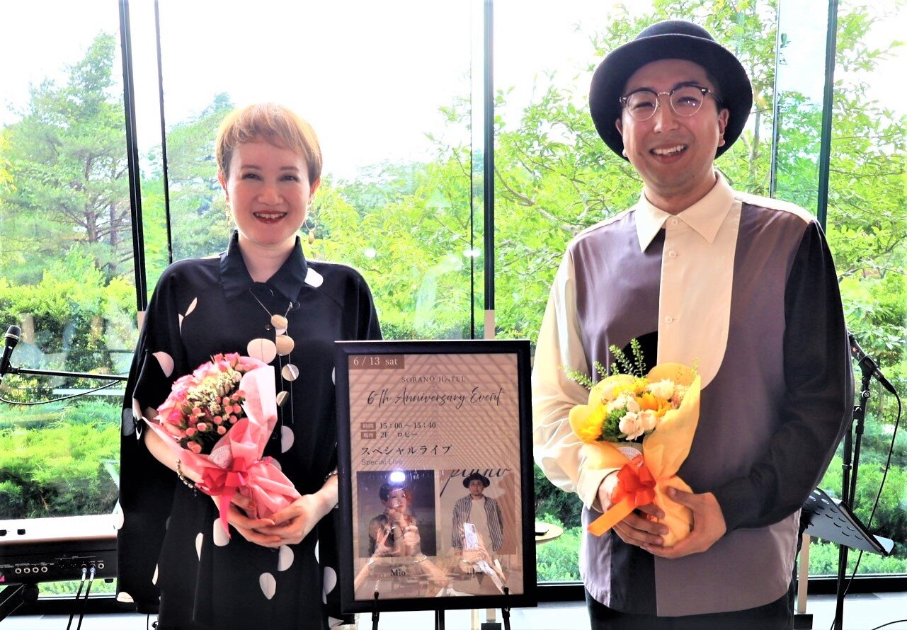 共演の田島岳（右）と記念撮影