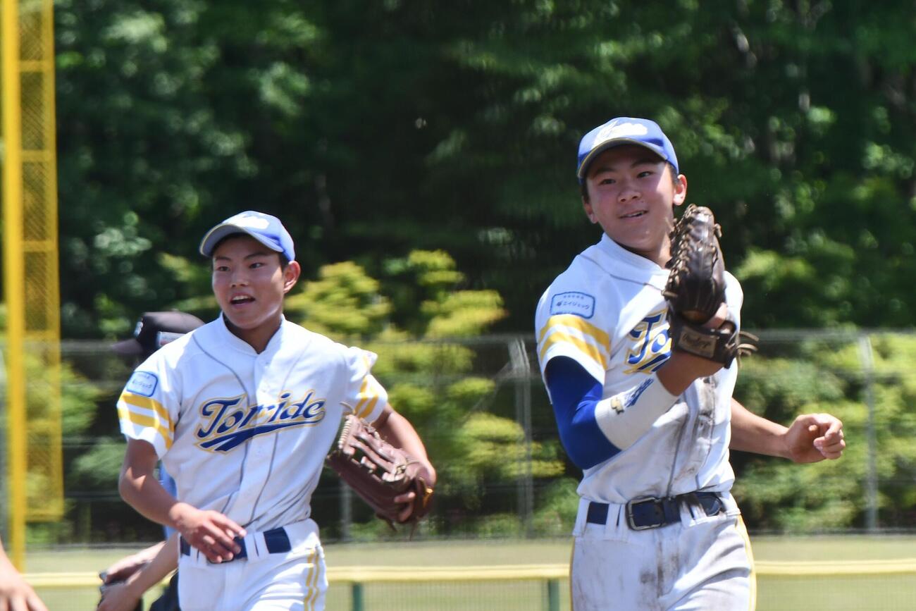 決勝戦の3回表2死二塁、大飛球を好捕したセンター藤田はレフト阿久津とともにベンチに走った