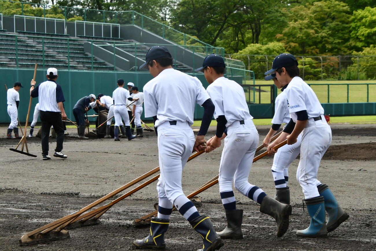 長靴を履いて整備する富士河口湖の選手。ありがとうございました