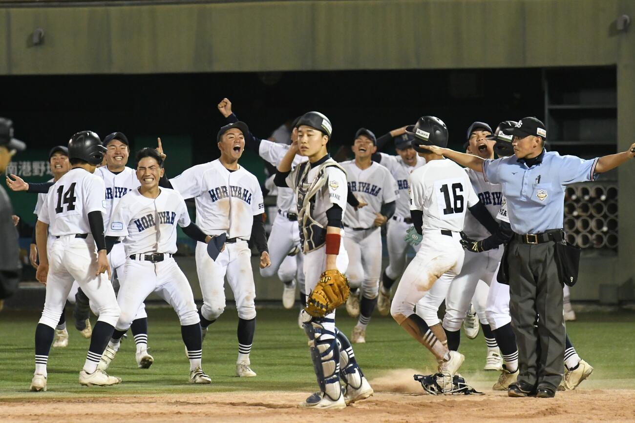 春の全国選抜大会で優勝した滋賀の守山（関西連盟）。夏は神宮球場で歓喜の輪を作れるか！