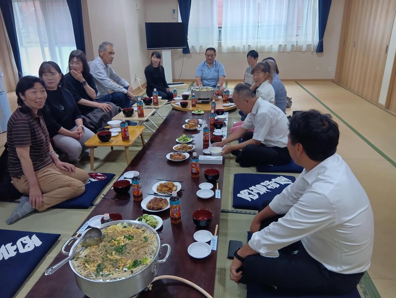 西岩親方とちゃんこ料理に舌鼓を打つ参加者