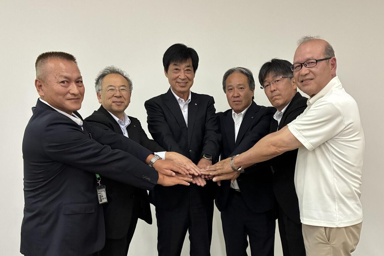 大会に駆けつけた（左から）関東連盟・小松﨑理事長、富岡町商工会・遠藤会長、富岡町・山本町長、同・武内教育長、同・坂本生涯学習課長、東北連盟・佐々木福島県支部長