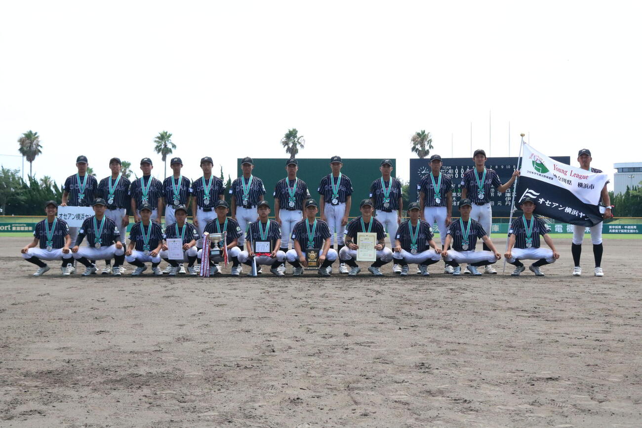 東日本ブロック過去最高となる準優勝のオセアン横浜。右端が柳川監督