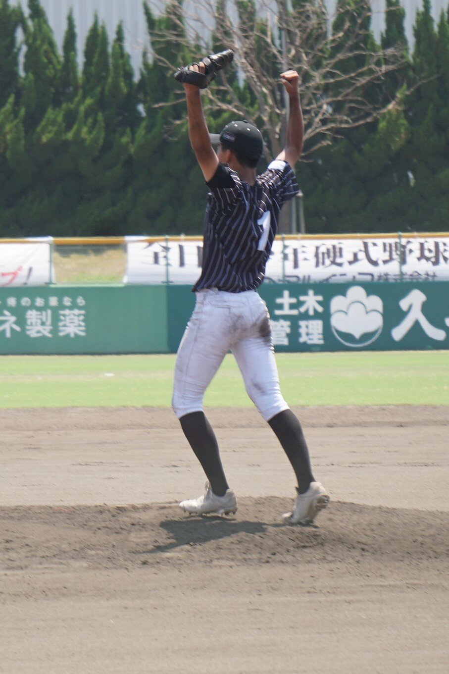 準決勝進出を決め喜ぶオセアン横浜・本田
