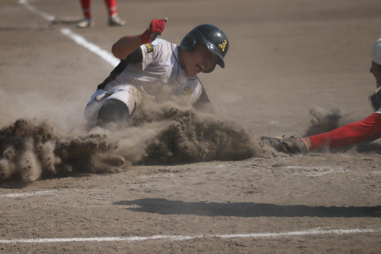 砂ぼこりにまみれ追い上げる横浜Apex