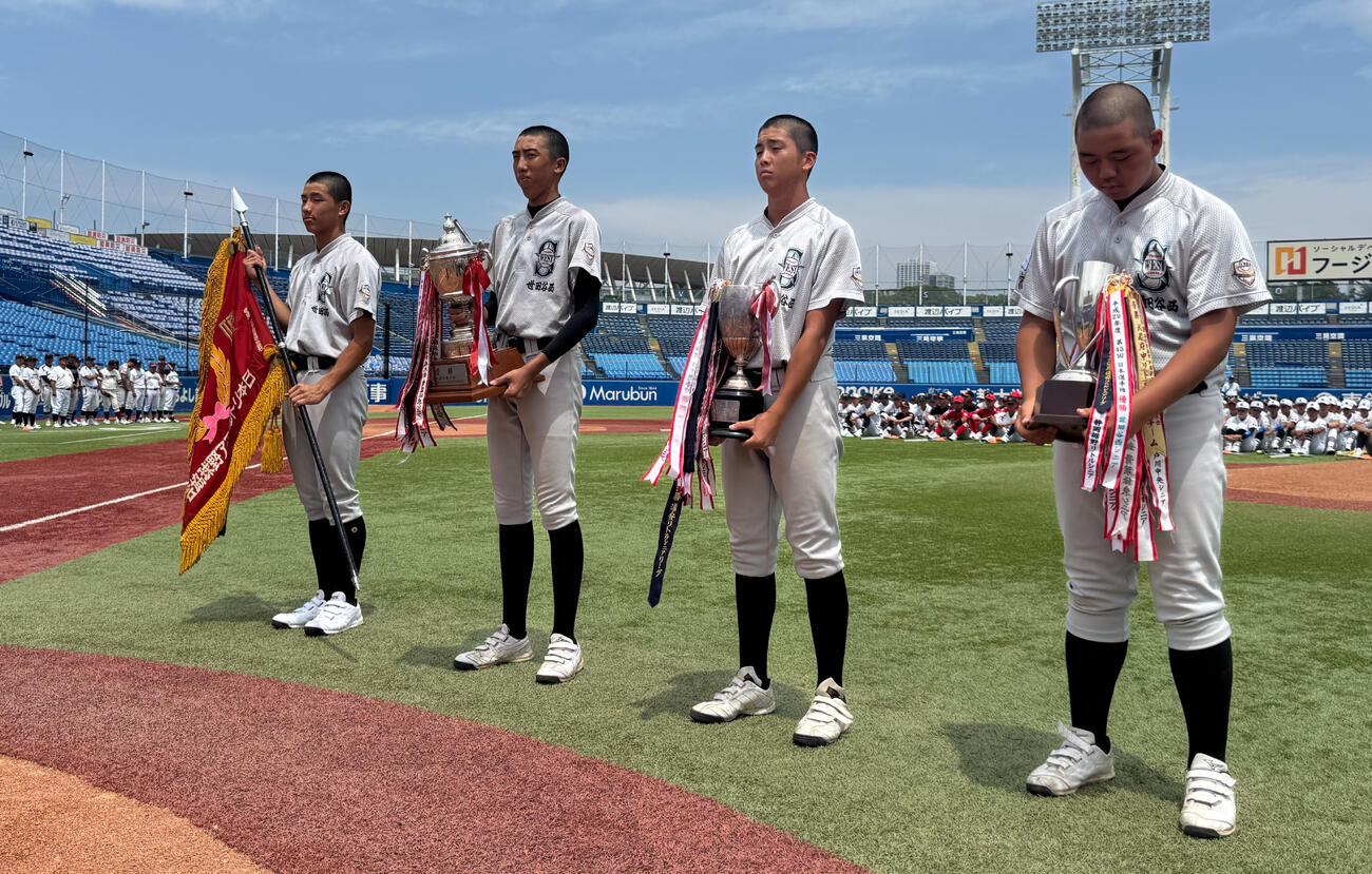 開会式で優勝旗などを返還する世田谷西ナイン