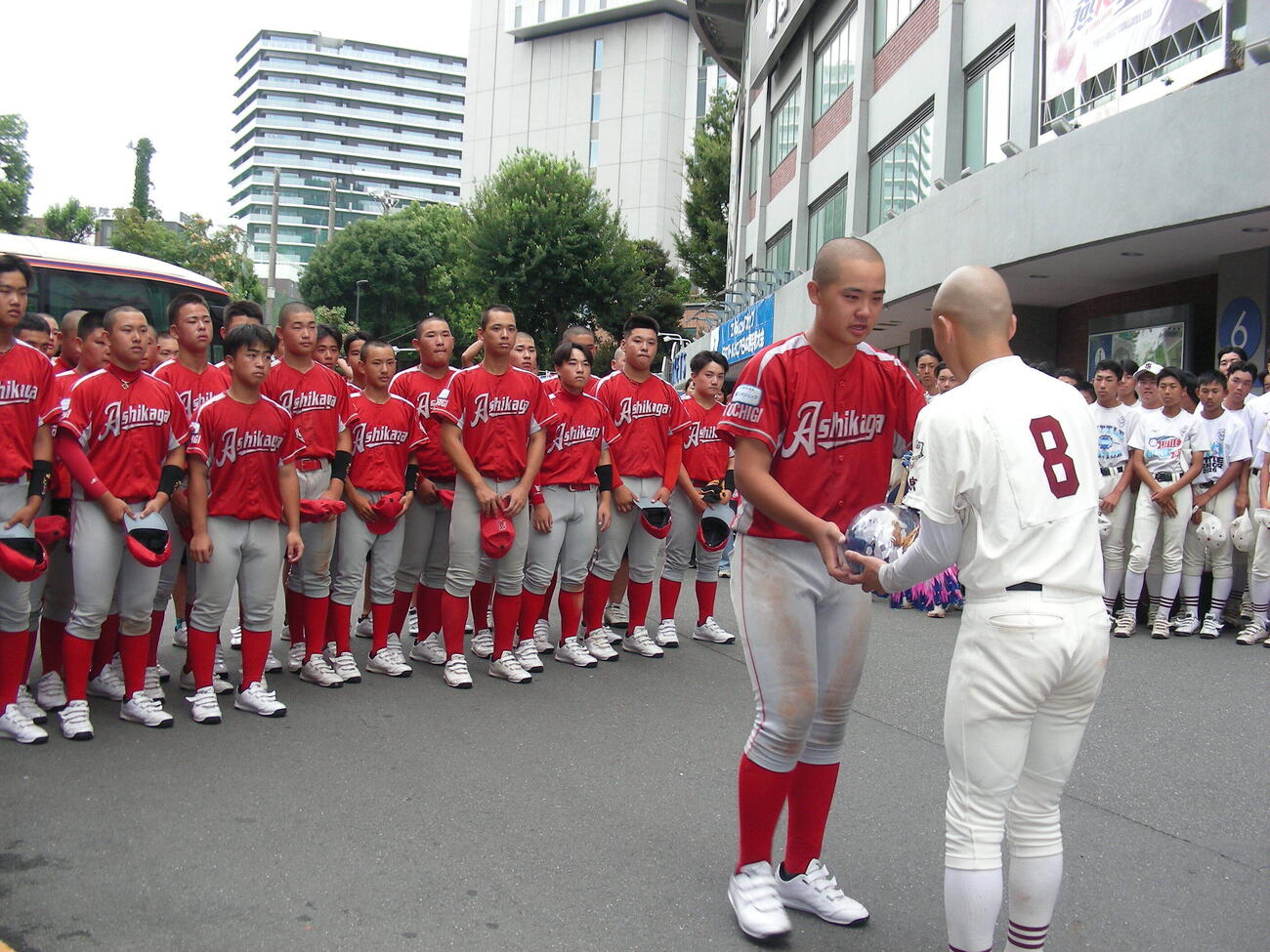 足利ナインは準々決勝で戦った武蔵府中に千羽鶴を託した