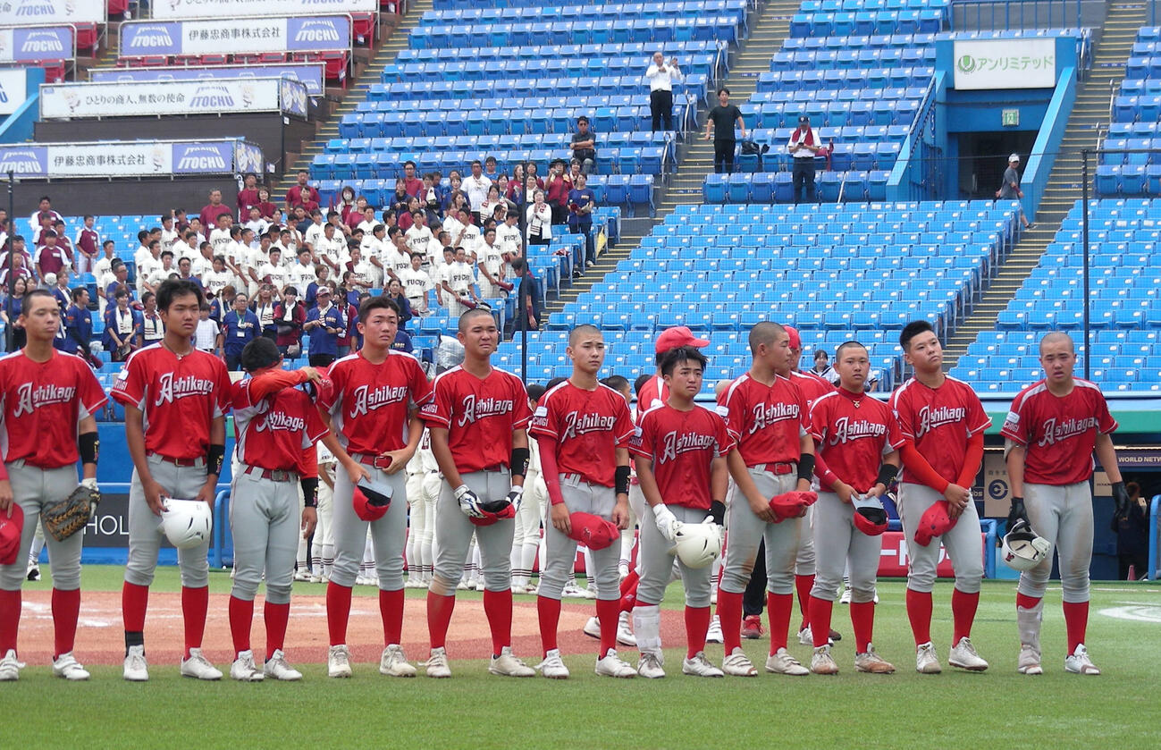 準々決勝を終え、応援席にあいさつする足利ナイン
