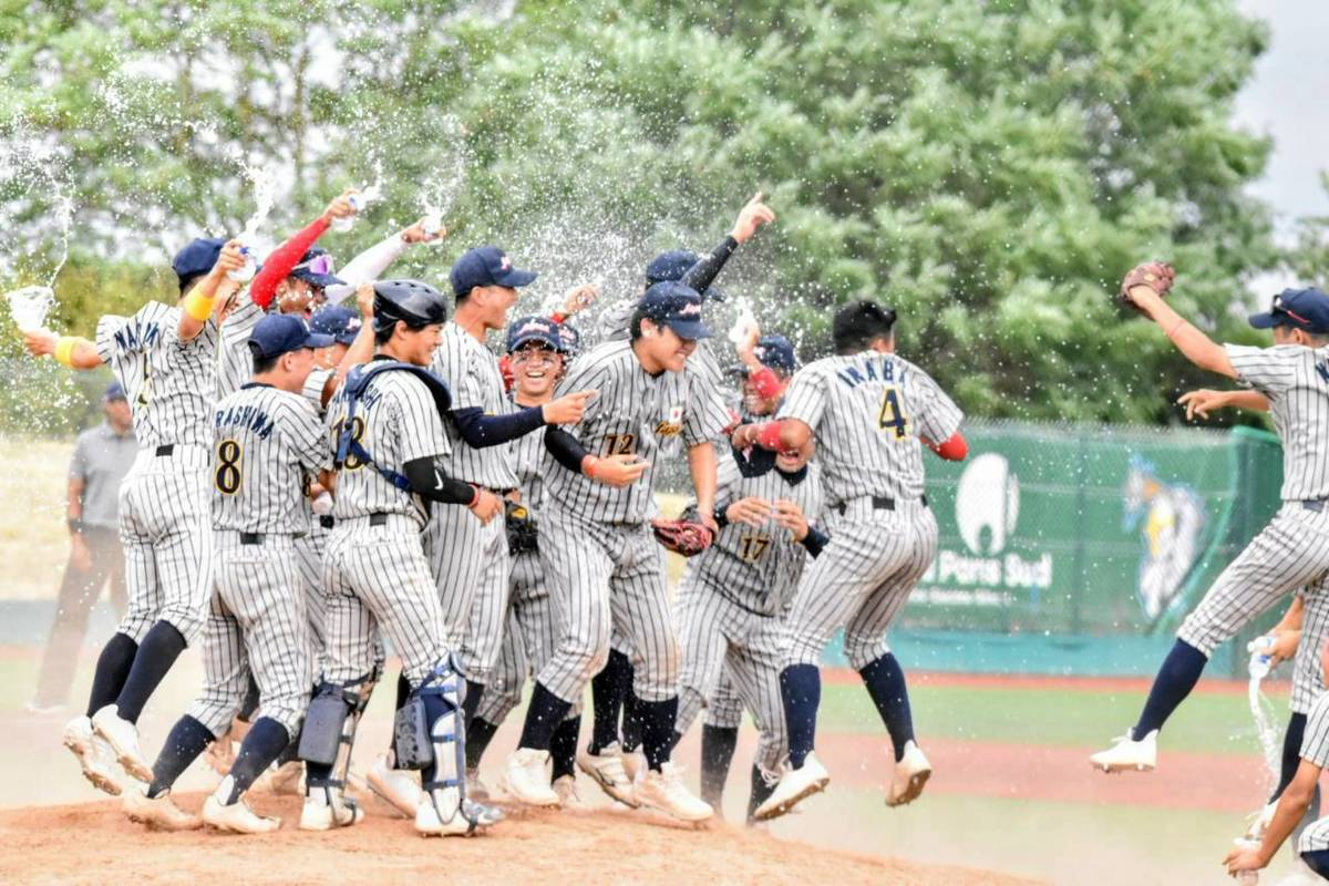 優勝の瞬間シャンパンファイト! ボトルの中身は水だけど、気分は最高!!