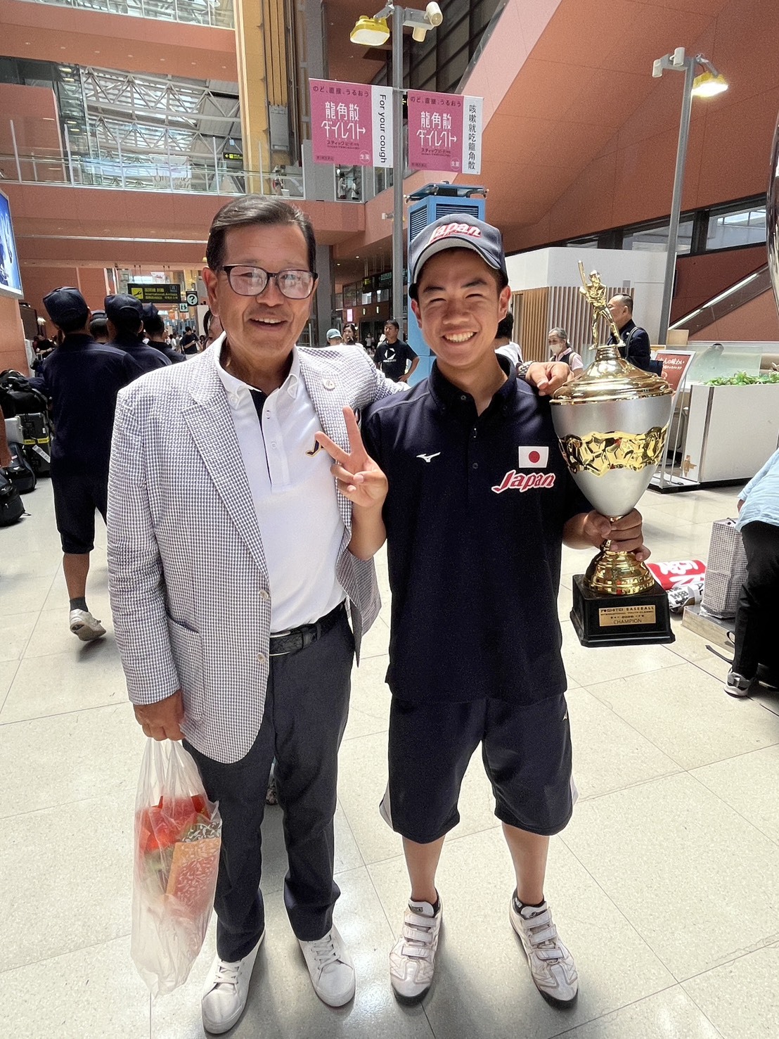 チャンピオンカップを手に山﨑選手と日本代表の土居監督（左）