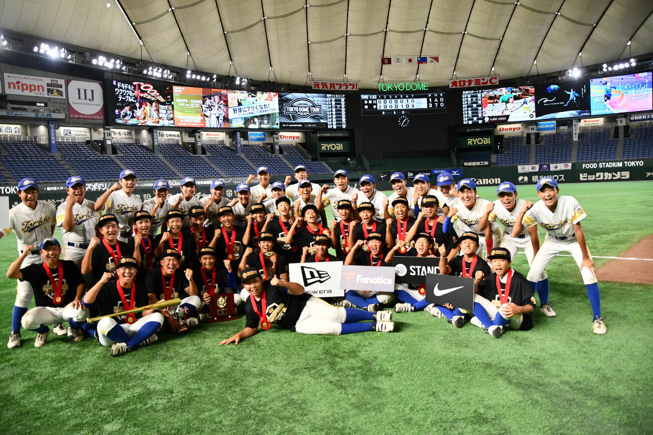 優勝記念Ｔシャツを応援席の選手たちが着用して、記念の一枚を撮影した