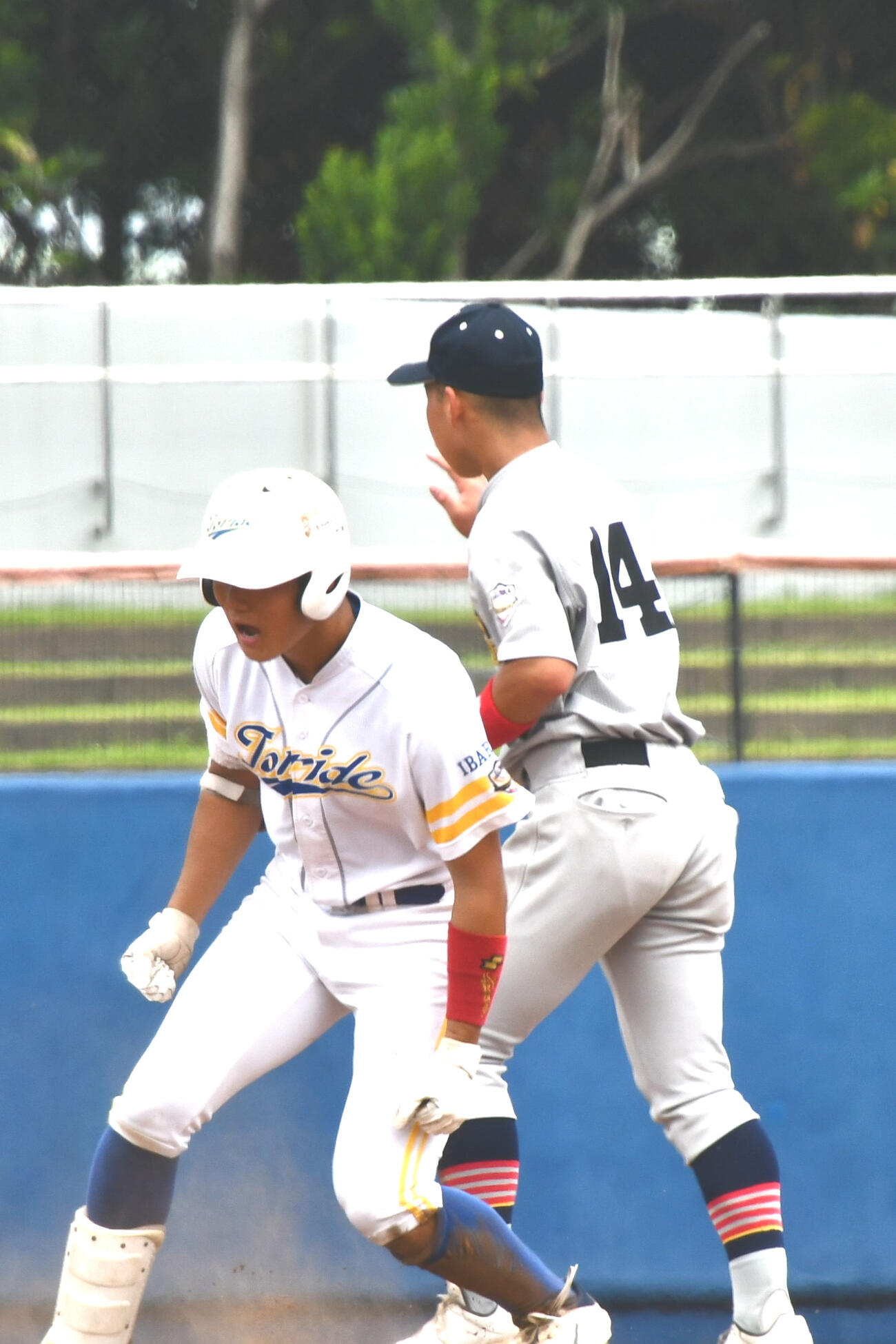 準決勝、同点二塁打を放ち、雄たけびをあげる三ツ井主将