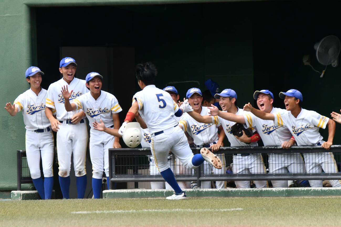 準々決勝、盛り上がるベンチ