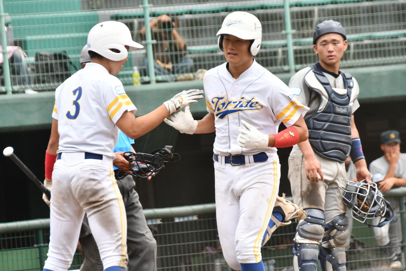１回戦、右翼席にたたきこんだ三ツ井主将は勝ち越しのホームを踏んだ