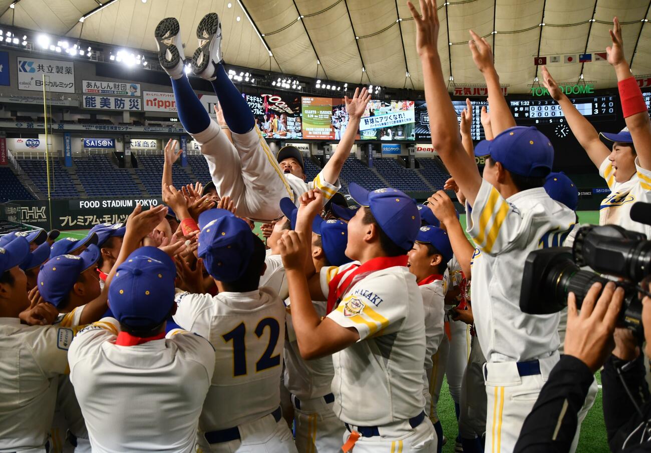 石崎監督を胴上げした