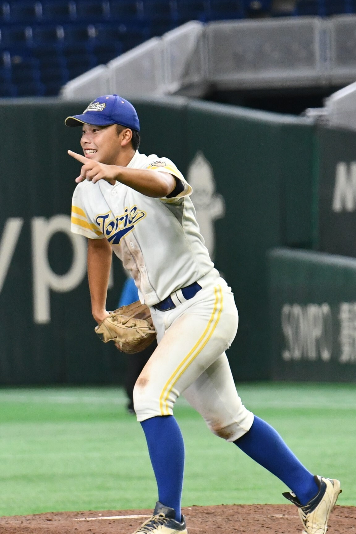 最後の打者が打ち上げたフライの方向を指さす笠原。５試合のうち４試合を締めくくった