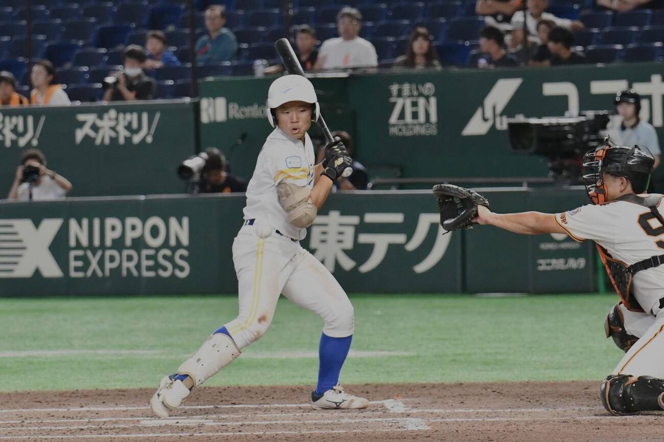エース寺田は押し出し死球を受け、３点目をもたらした