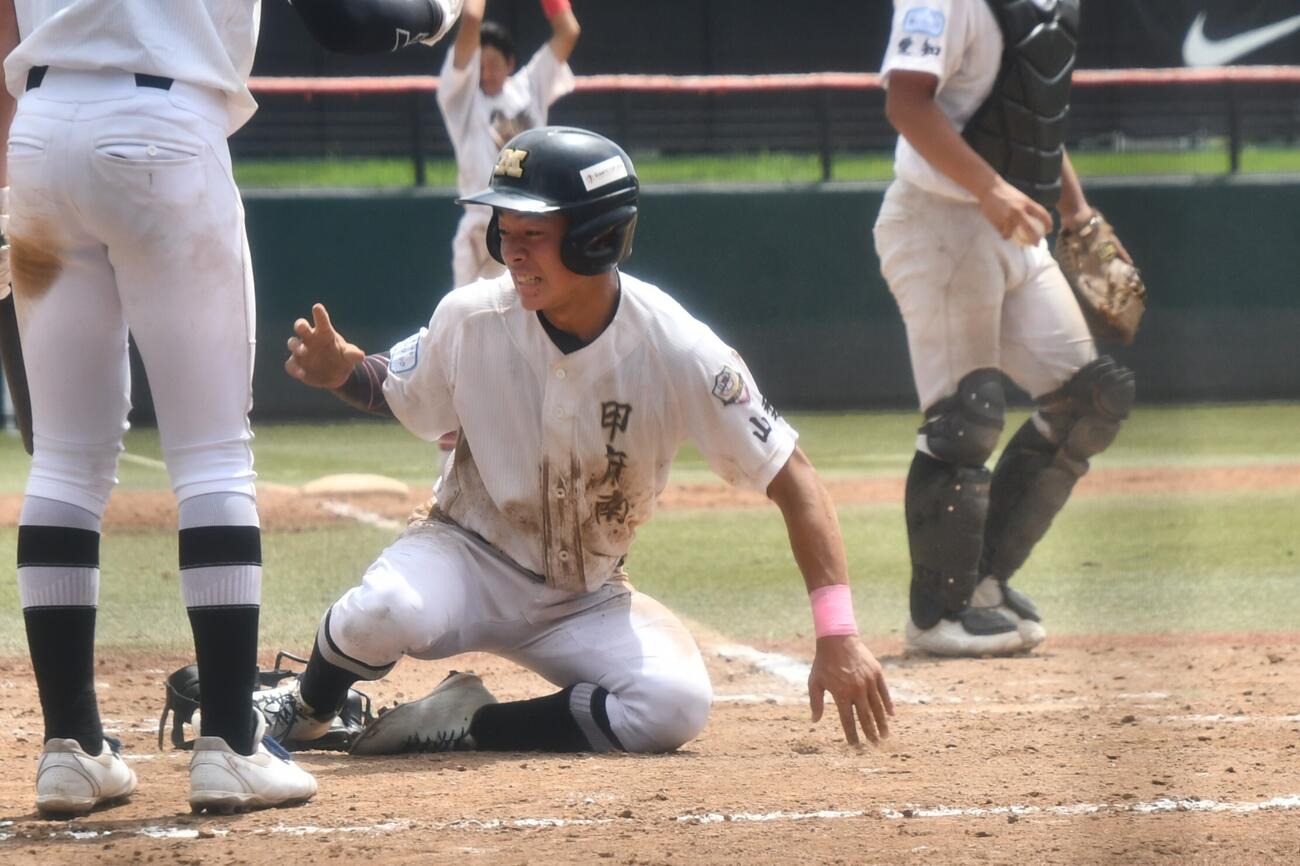 準々決勝３回裏、甲府南の今村は同点のホームに飛び込んだ