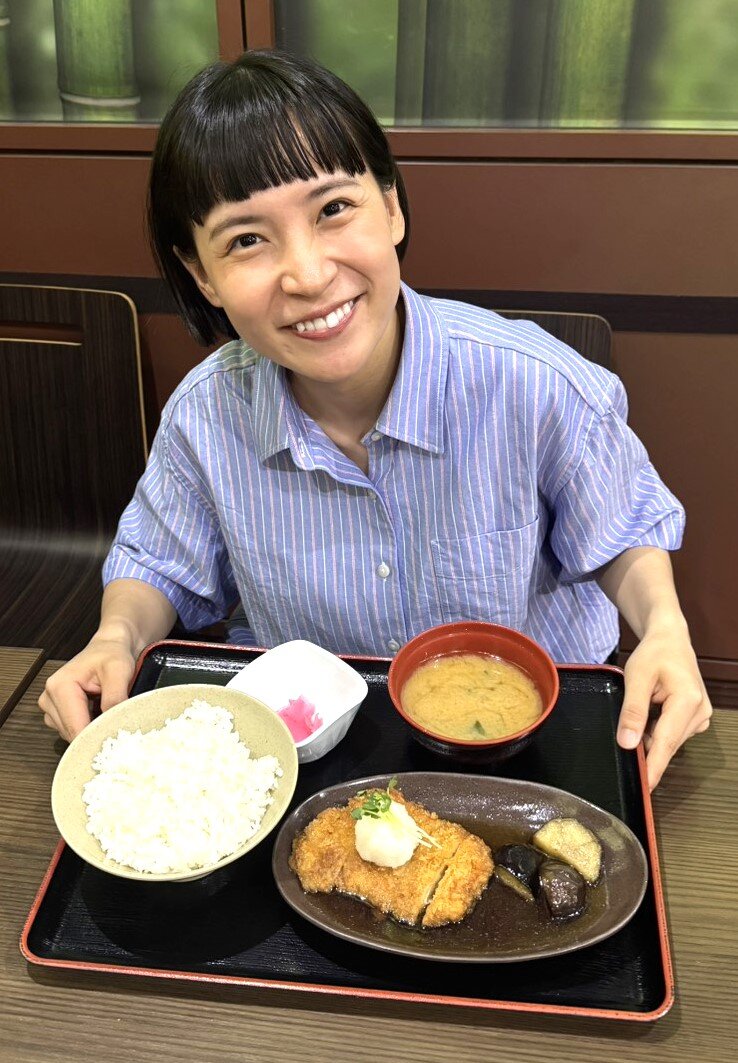 江戸川ボートのレストラン「笑和」で「チキンかあさん煮定食」を堪能する飯田あすか