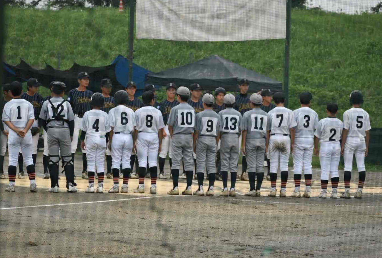 白いユニホームの東大和の8人は小平の5人と整列した