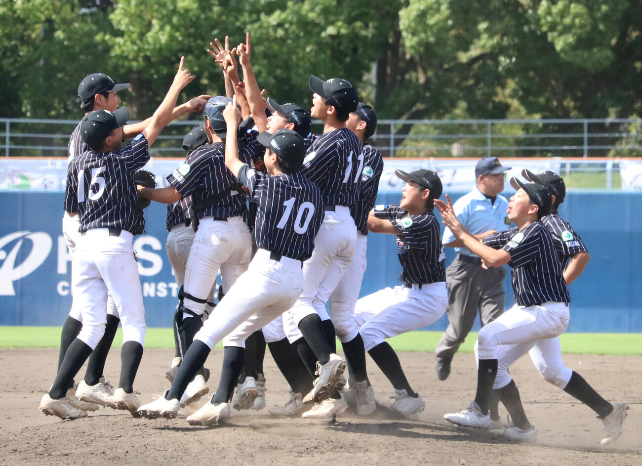 全国優勝を喜ぶオセアン横浜の１年生軍団