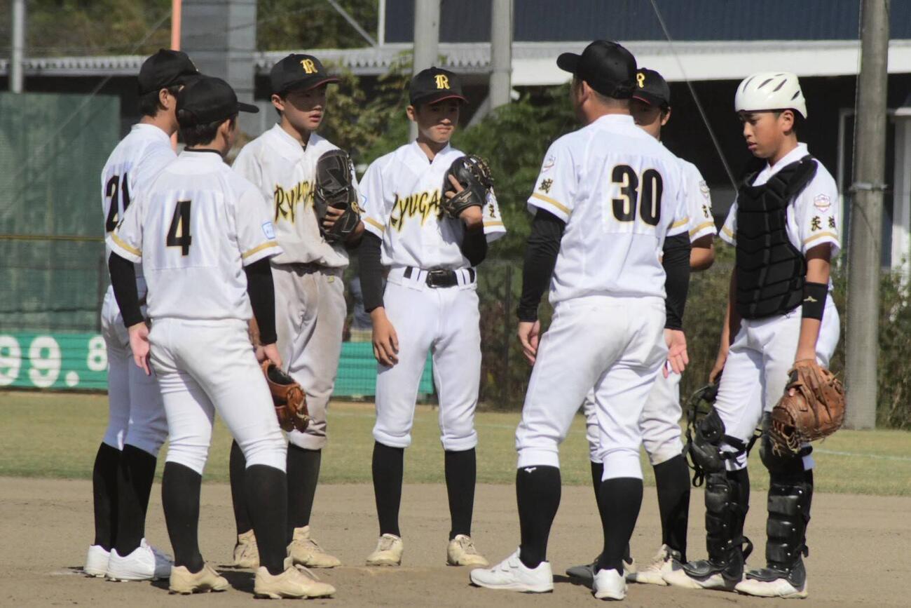 竜ケ崎舞龍の内野陣は古谷監督をみつめ、アドバイスを聞いた