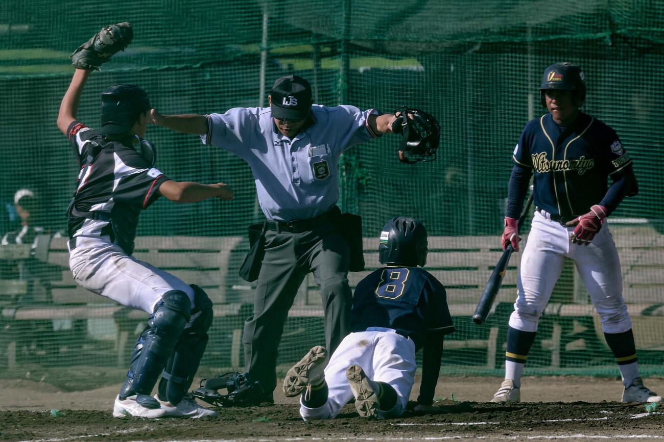 1回裏、宇都宮の松浦（中央）は本塁に飛び込み反撃した