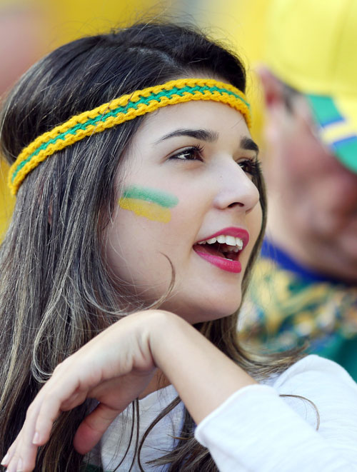 試合前に盛り上がるブラジル美女サポーター