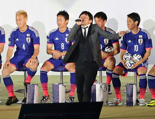 熱唱するウカスカジーの桜井和寿 サポーター 写真特集 ブラジルｗ杯 Nikkansports Com