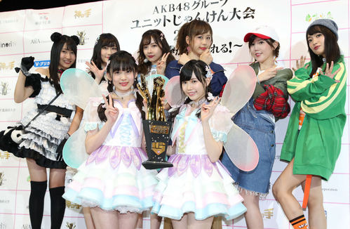 第1回ユニットじゃんけん大会で優勝したfairy w ! nk荒巻美咲と運上弘菜は準決勝進出ユニットと記念撮影（撮影・前田充）