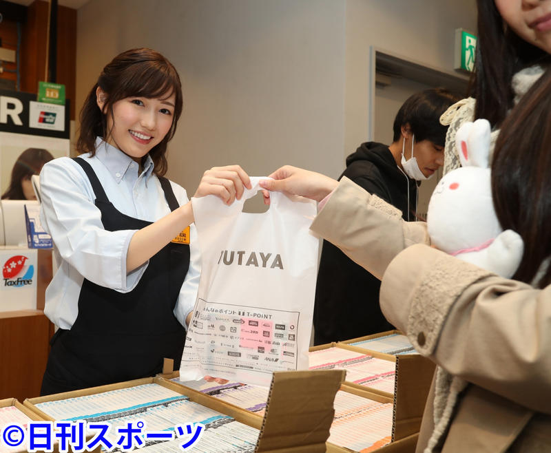 渡辺麻友 握手会とは違う エプロン姿で一日店長 ａｋｂ４８ 日刊スポーツ