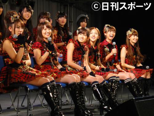11年5月、AKB48の神7のうち6人が、千葉・幕張メッセのイベントに出演。左から高橋みなみ、大島優子、前田敦子、板野友美、篠田麻里子、小嶋陽菜
