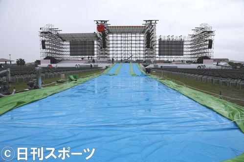 17年6月、AKB48選抜総選挙を開催するはずだった豊見城市・豊崎美らSUNビーチに設置されたステージ。中央はスライダーとプール