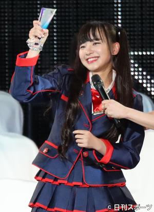 末永桜花45位ジャンプ「こんなに大きなガラス盾」 - AKB48 : 日刊 