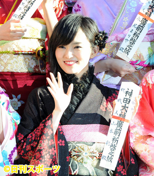 神田明神でＡＫＢ４８グループの成人式を終えファンに手を振って応える（２０１４年１月１３日撮影）