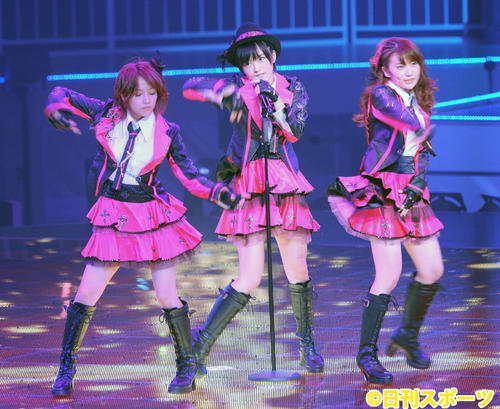 日本武道館コンサート「ＡＫＢ48グループ臨時総会～白黒つけようじゃないか ！ ～」で高橋みなみ、大島優子と競演（２０１３年４月２８日撮影）
