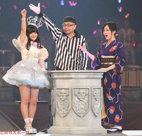 第６回ＡＫＢ４８じゃんけん大会　佐藤妃星（左）に敗れる山本彩（２０１５年９月１６日）