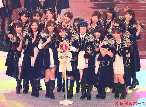 第６７回ＮＨＫ紅白歌合戦　投票でセンターに山本彩（手前中央）が入ったＡＫＢ４８は「夢の紅白選抜ＳＰメドレー」を歌い上げる（２０１６年１２月３１日撮影）