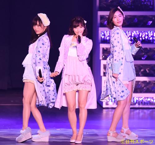 渡辺麻友卒業コンサートで「パジャマドライブ」を披露する渡辺麻友（中央）。左は山本彩、右は松井珠理奈（２０１７年１０月３１日撮影）