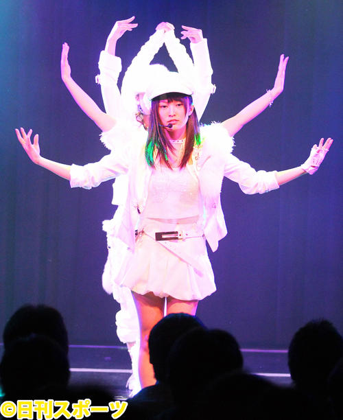 ２０１２年の正月公演で千手観音を披露（２０１２年１月３日撮影）
