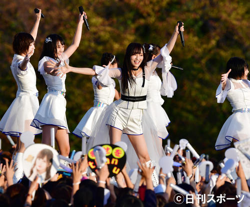 笑顔で熱唱するNMB48山本彩（撮影・清水貴仁）
