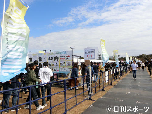 山本彩の卒業コンサート会場でグッズを求めるファンの列