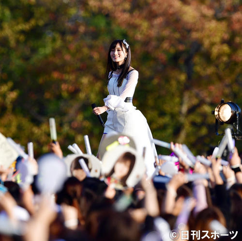 観客の大声援の中、笑顔でステージに向かうNMB48山本彩（撮影・清水貴仁）